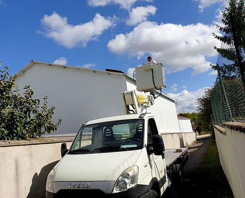 Nettoyage de toiture à Niort (79) - Nettoyage depuis une nacelle - SD Rénovation