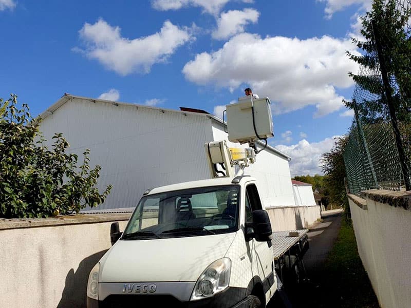 Nettoyage de toiture à Niort (79) - Nettoyage depuis une nacelle - SD Rénovation